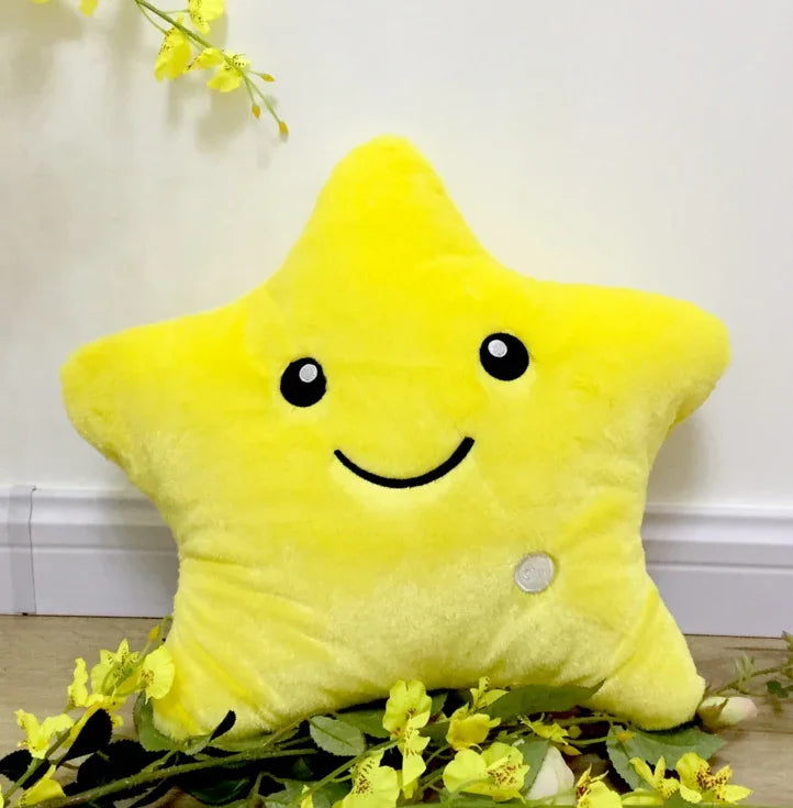Coussin étoile jaune doux avec visage souriant, décor fleuri jaune, ambiance lumineuse intérieure