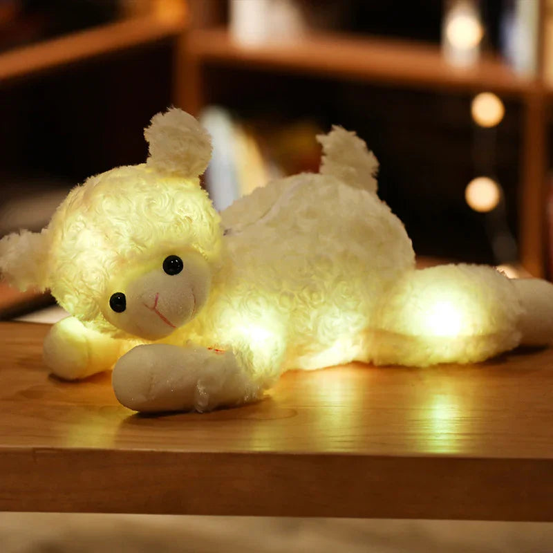 Peluche lumineuse en forme d'agneau blanc délicatement éclairée posée sur une table en bois