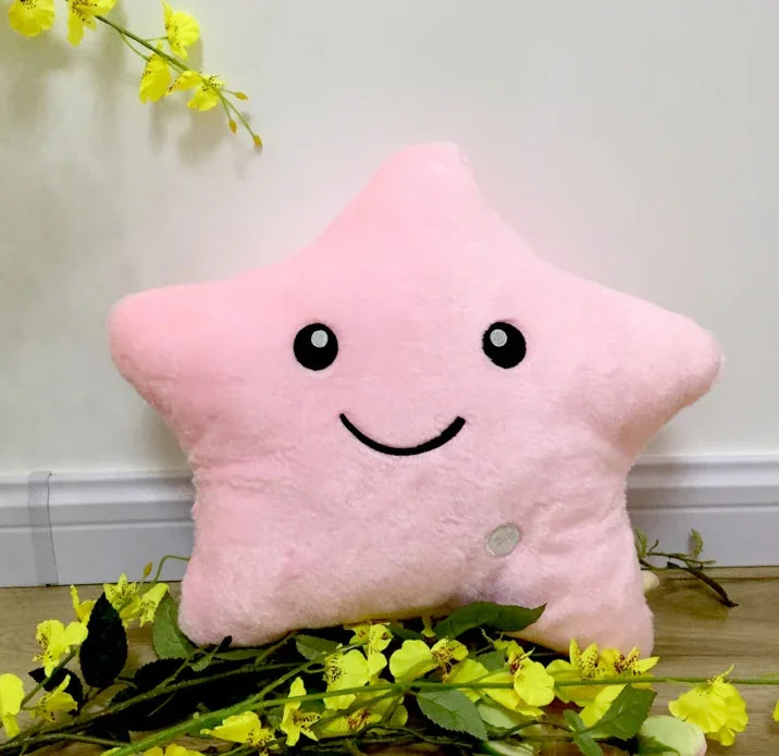 Coussin étoile rose doux avec visage souriant, décor fleurs jaunes, intérieur cosy