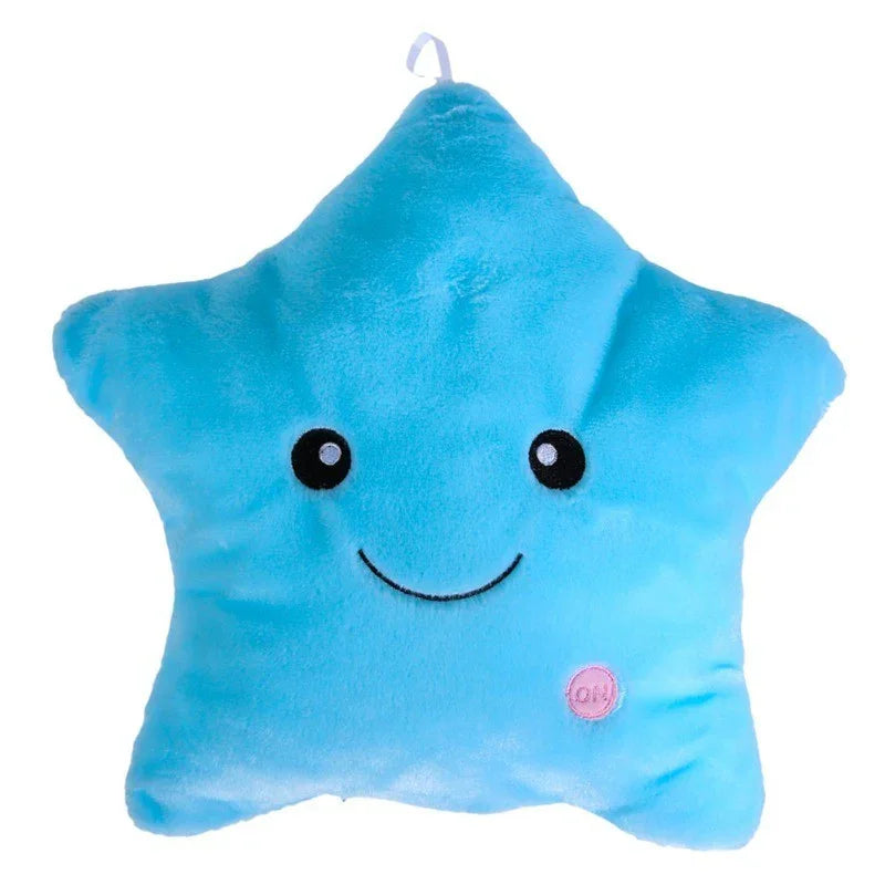 Coussin peluche étoile bleu avec visage souriant et bouton rose ON, fond blanc