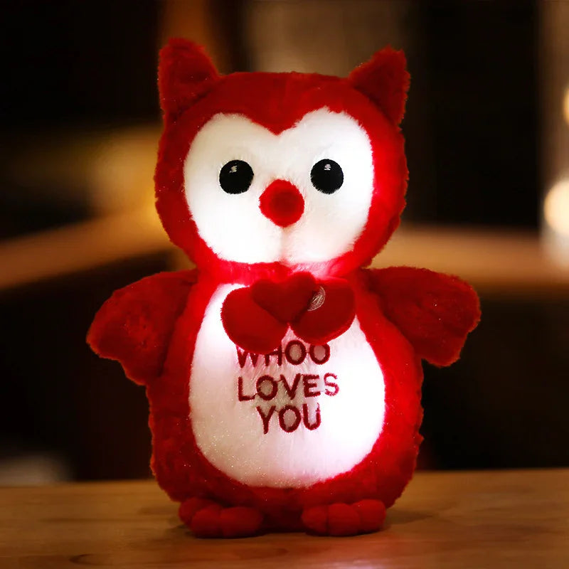 Peluche chouette rouge et blanche avec inscription Whoo Loves You, décor romantique
