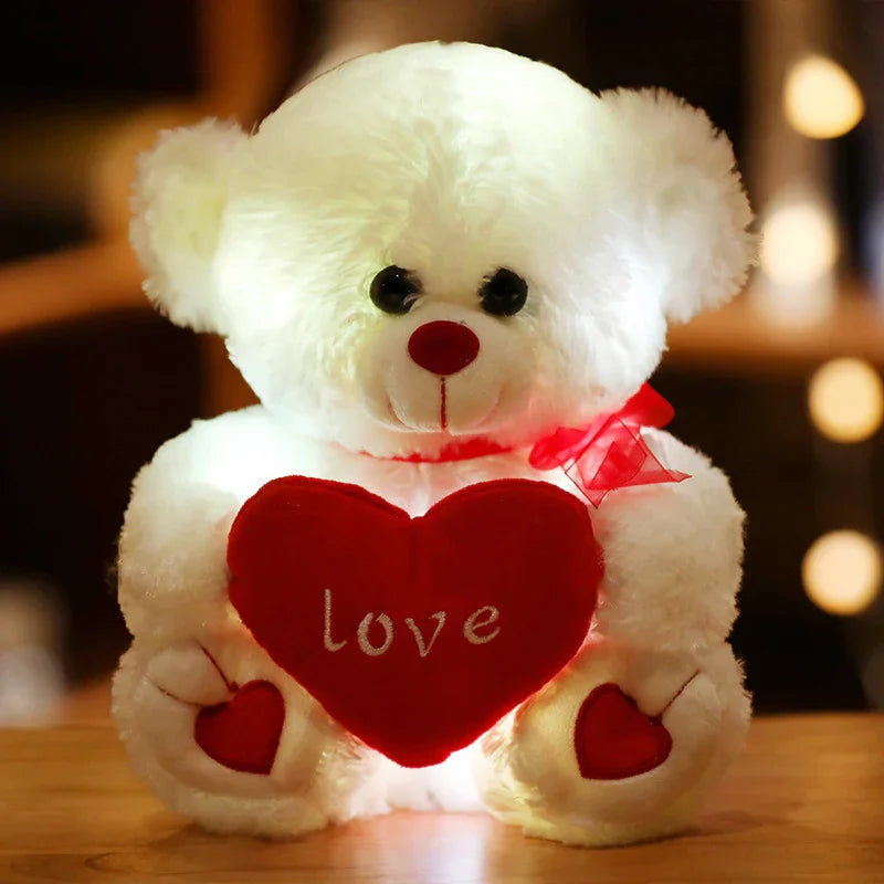 Ourson blanc en peluche tenant un cœur rouge avec le mot love, ruban rouge, décor chaleureux