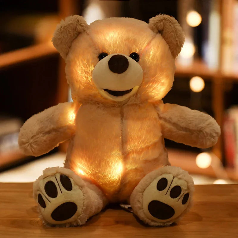 Peluche ours lumineux beige assis sur table en bois avec éclairage d'ambiance flou en arrière-plan